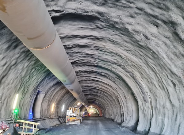 Budowa tunelu trasy S3 na Dolnym Śląsku już na półmetku [Zdjęcia]