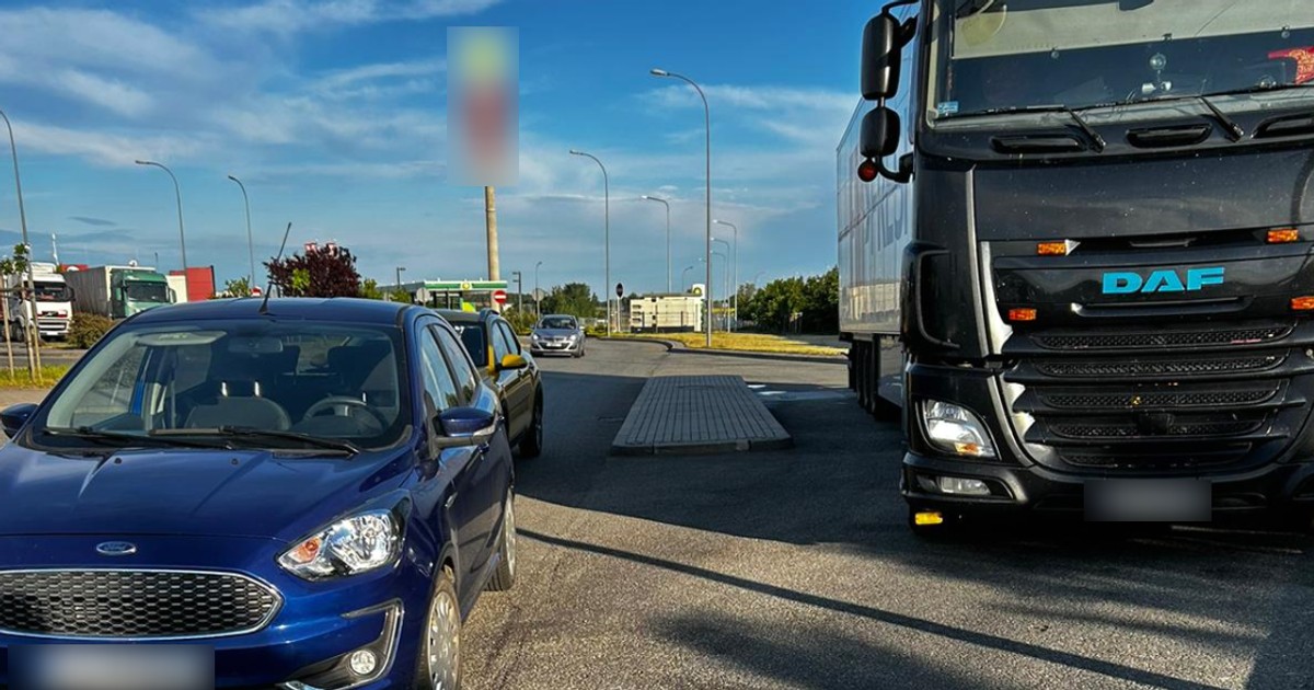 Obraz pochodzący z serwisu https://slaska.policja.gov.pl/kat/informacje/wiadomosci/386505,Policjantki-w-drodze-na-kurs-zatrzymaly-pijanego-kierowce-ciezarowki.html