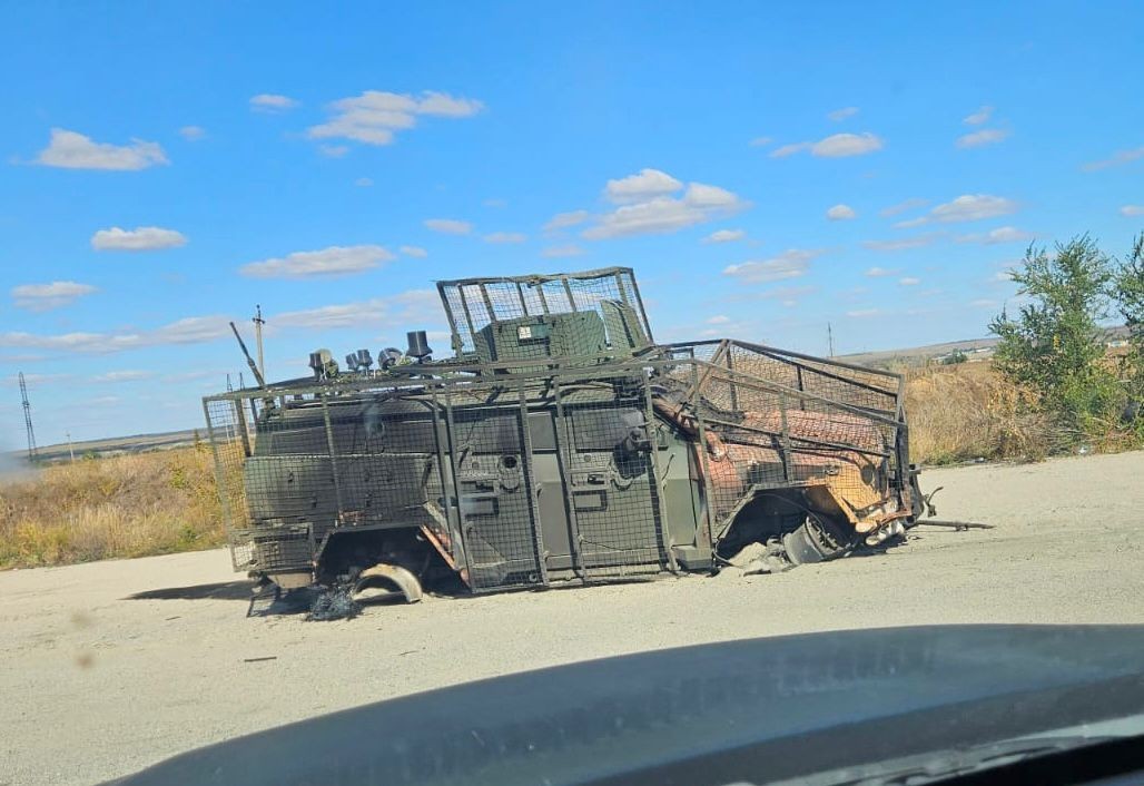 Nawet nowoczesne pojazdy opancerzone wyposażone w systemy zagłuszania i kratownice antydronowe, nie są już całkowicie bezpieczne. 