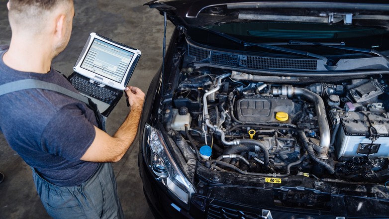 Samochód używany w warsztacie u mechanika - zdjęcie ilustracyjne