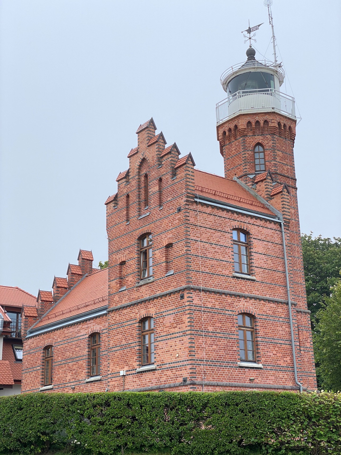 Latarnia morska w Ustce przypomina trochę... kościół. Ceglana budowla pochodzi z 1892 r.