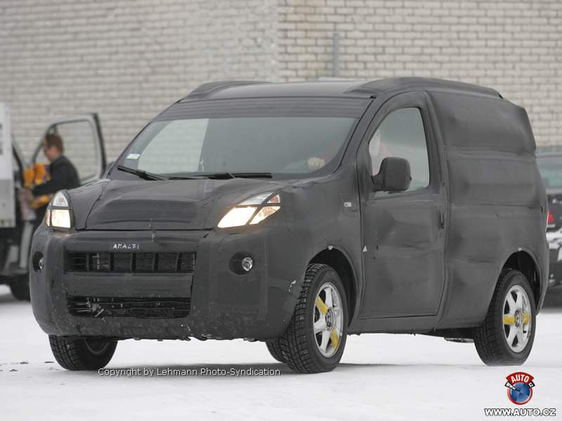 Zdjęcia szpiegowskie: VW Caddy XXL, Fiat Doblo i Citroen Berlingo