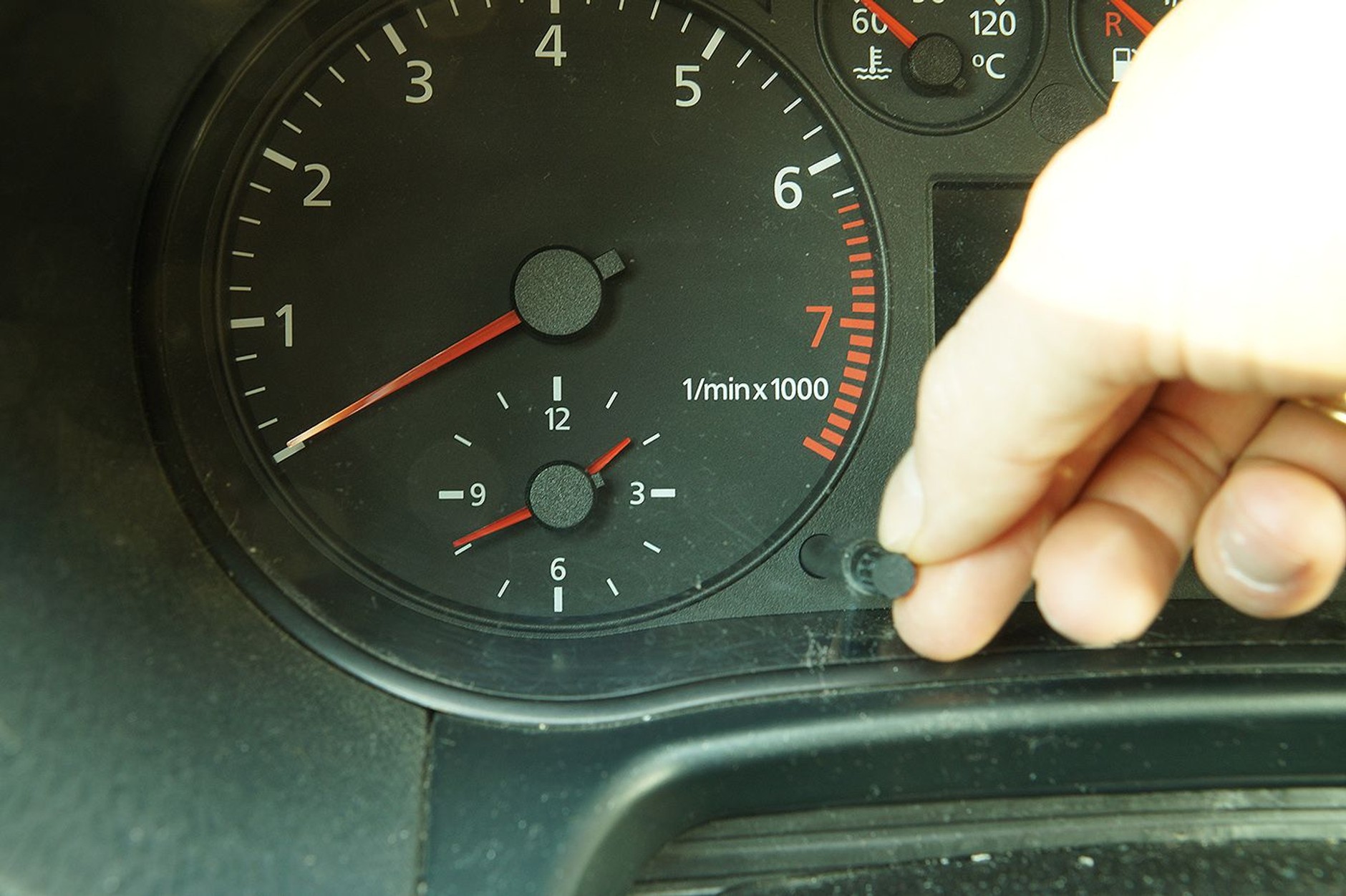 zmiana godziny w samochodzie