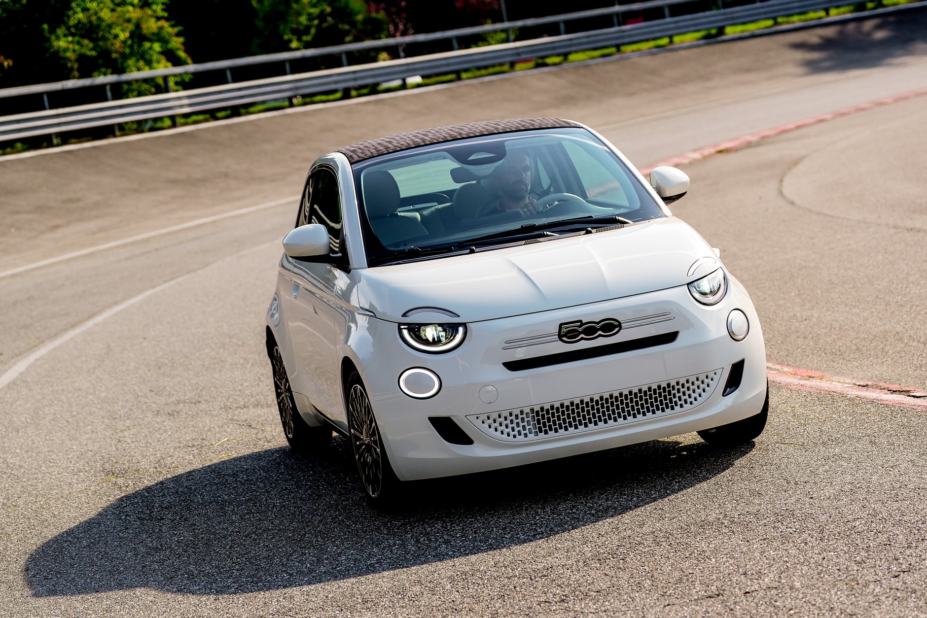 Hybrydowy Fiat 500 jest już w końcowej fazie kontruowania. Początkowo model ten miał być tylko elektryczny, ale średnie wyniki sprzedaży spowodowały, że pojawi sierównież auto z silnikiem spalinowym