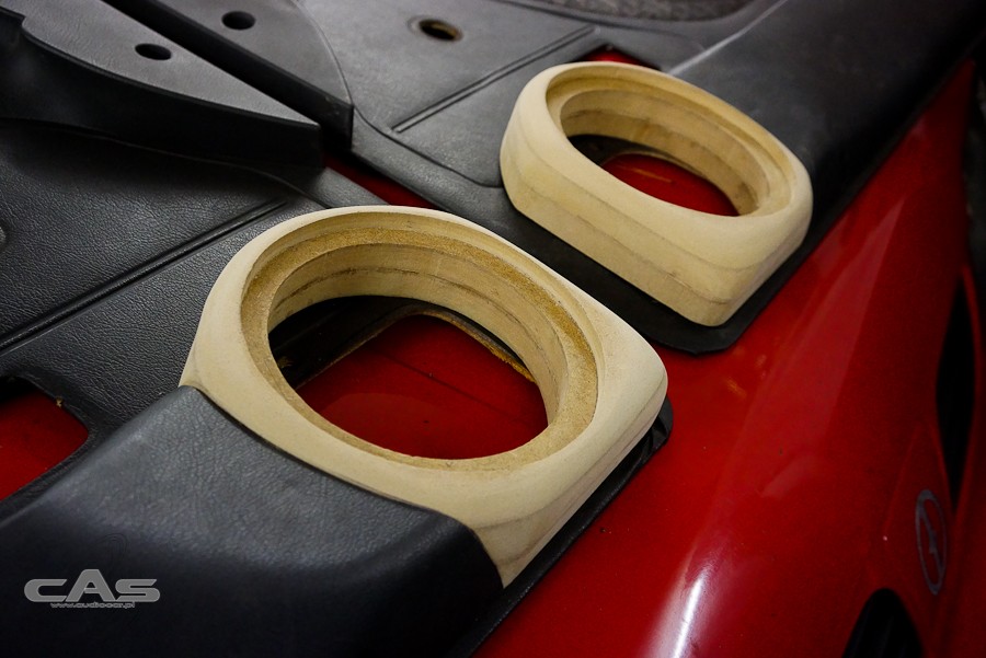Panele głośnikowe do Poloneza wykonane z 3 sklejonych płyt mdf o różnej grubości: 2 x18 mm i 1 x 10 mm.
