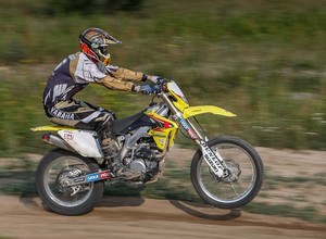 Suzuki RMX450Z - z wilczka w wilkołaka [wideo]
