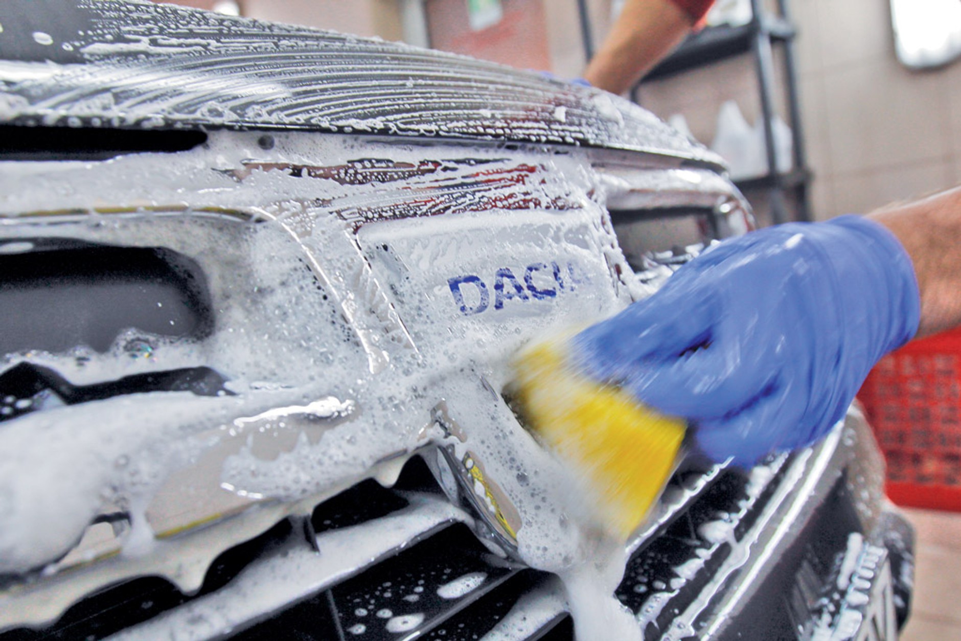 Jak odświeżyć zniszczony lakier w terenówce?