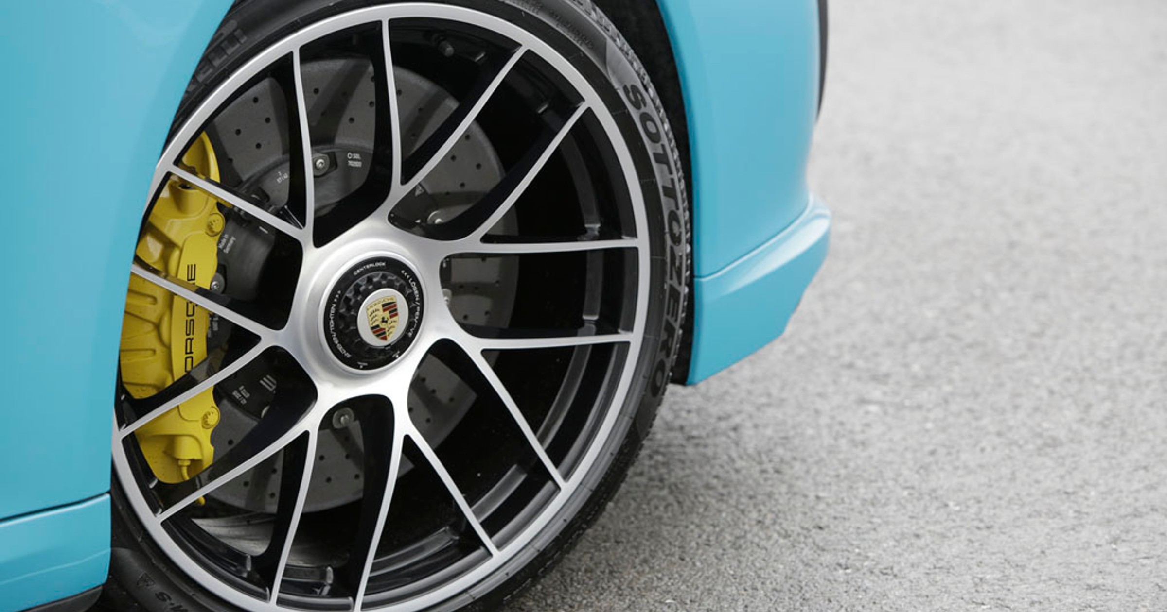 Porsche 911 Turbo S - bajeczne turbo w bajkowym kolorze