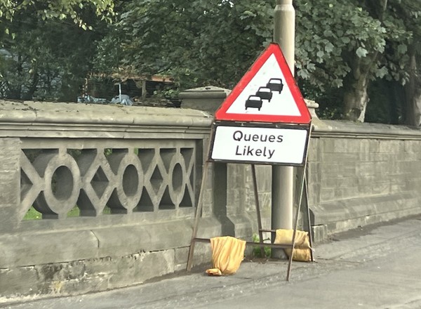 Znaki drogowe w Wielkiej Brytanii to szczyt łopatologii. Absurd czy ułatwienie? [GALERIA]