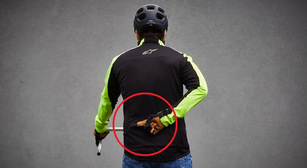 Ten gest rowerzystów jest szczególnie cenną informacją dla kierowców (fot. Skoda, welovecycling.com)