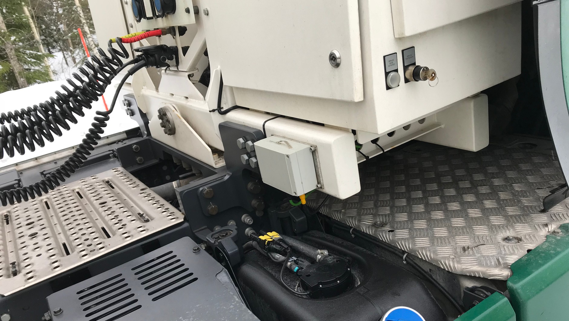 Hybrydowa Scania R450 na drodze E16 w Szwecji. Napęd to układ hybrydowy z 9 litrowym dieslem i dodatkiem AdBlue. W trakcie testów wykorzystywany jest biodiesel