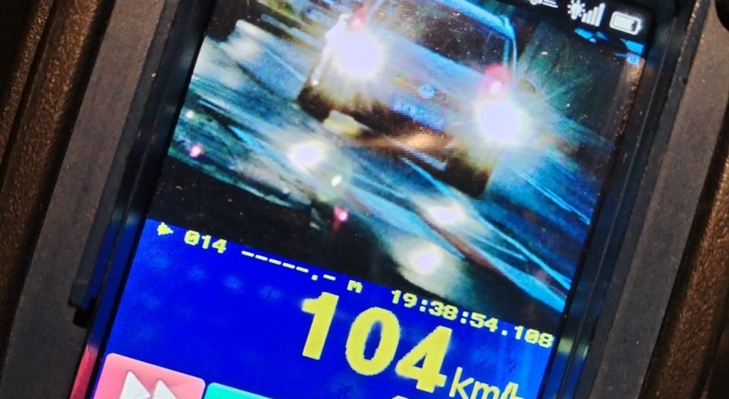19-latek jechał z prędkością 104 km/h tam, gdzie obowiązywało ograniczenie do 50 km/h