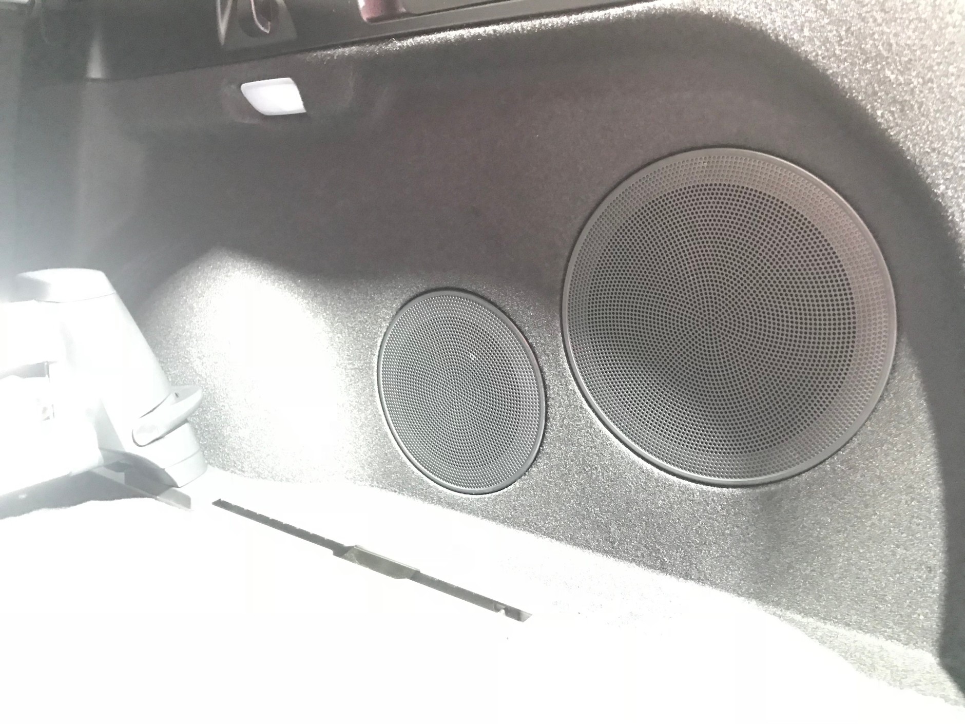 Za dwoma maskownicami ukryto skrzynkę o pojemności 4 litrów. W niej zmieszczono pasywną membranę 17 cm i aktywny głośnik 14 cm