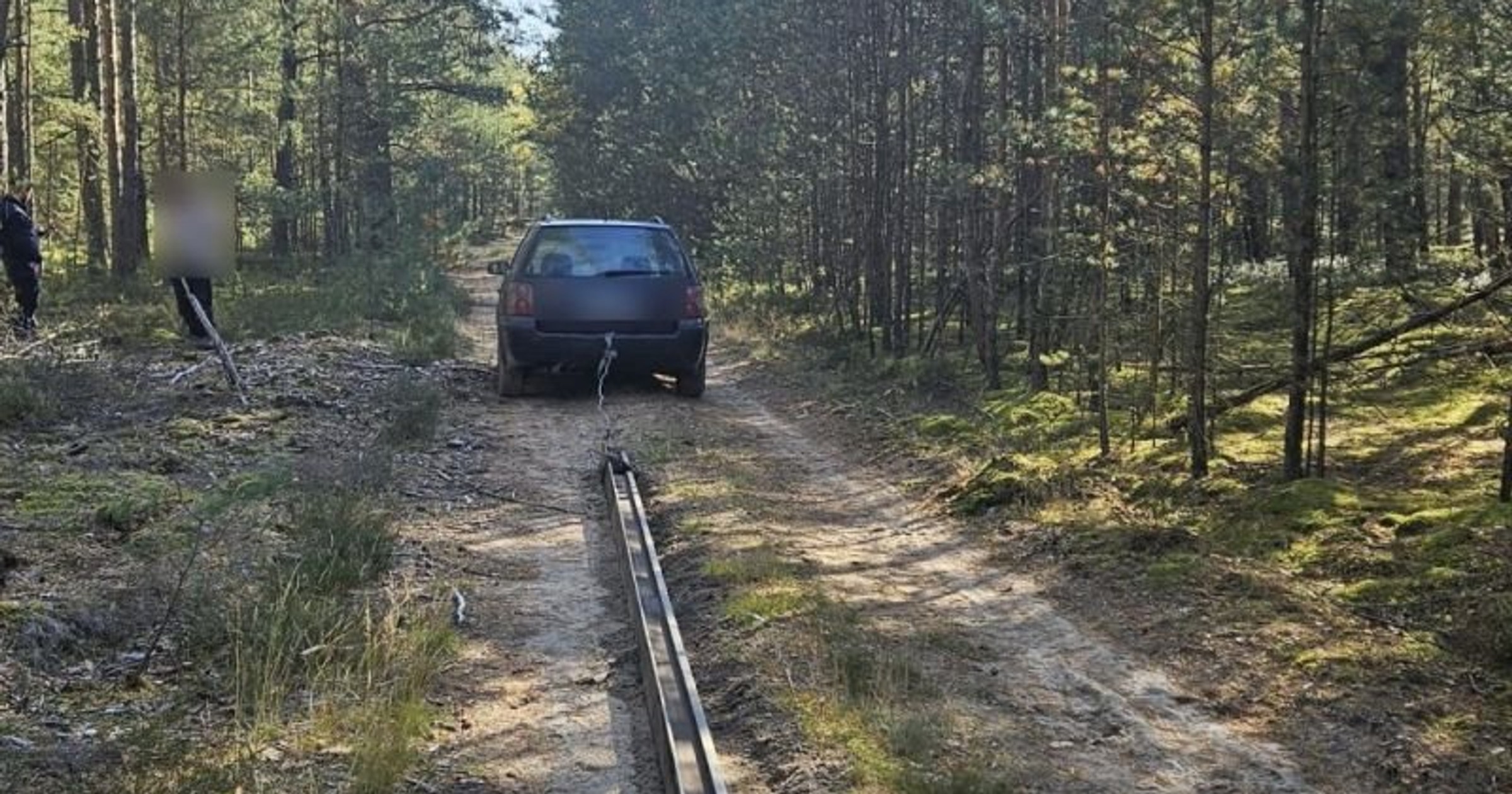 Złodziej ciągnął kradzione szyny za samochodem