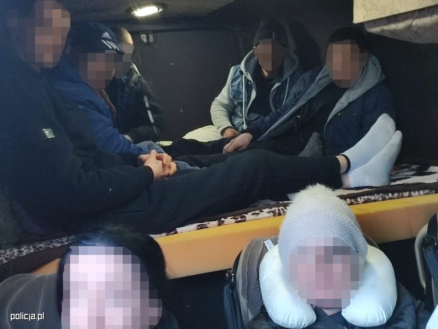 Kierowca Mercedesa jechał za szybko i wiózł zbyt dużo osób