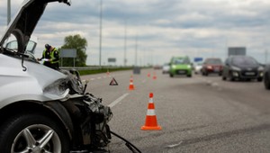 Wypadek na autostradzie. Jak się zachować, żeby przeżyć?