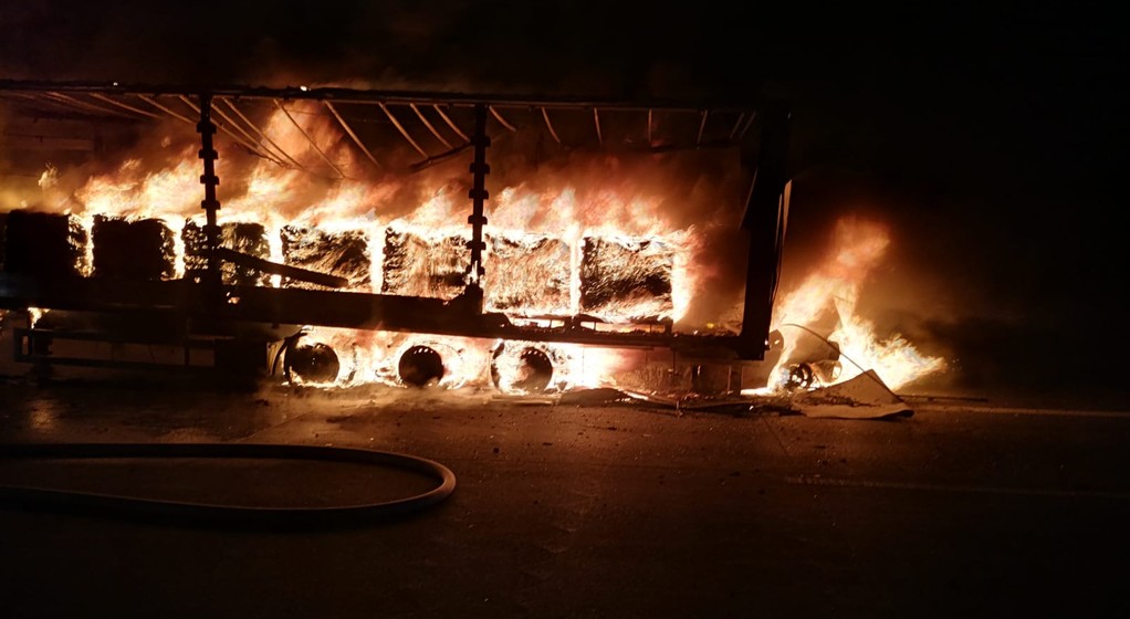 Auto osobowe wbiło się pod zepsuty zestaw – kierowca próbował nieść ratunek