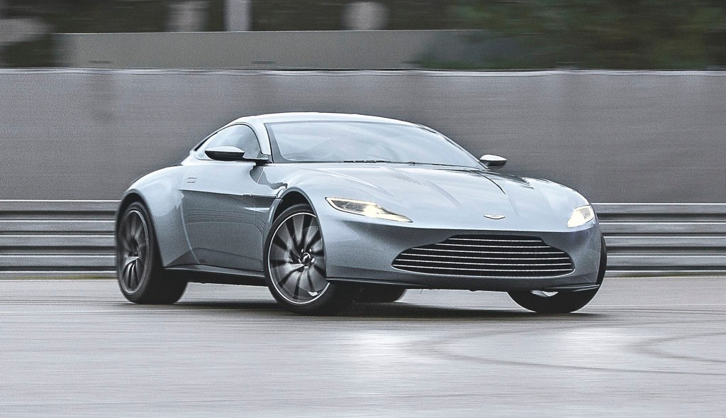 Aston Martin DB10 - Bond idzie bokiem