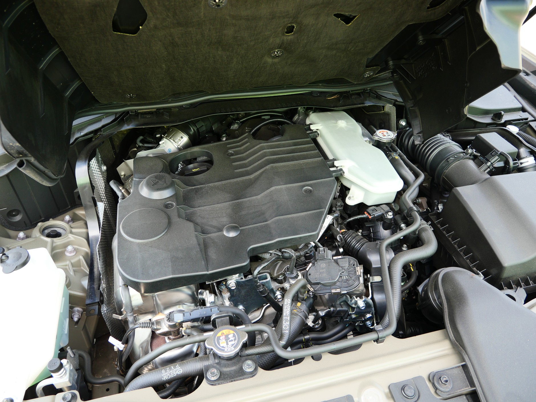 Mazda CX-60 3.3  e-Skyactiv D: taki widok ujawnia się po odsłonięciu plastikowej pokrywy