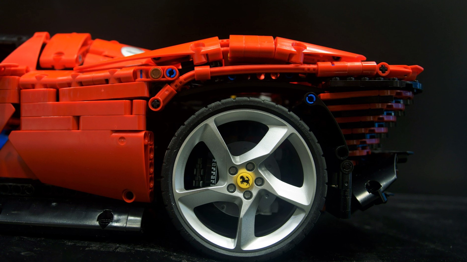 Ferrari Daytona SP3 w skali 1:8 z klocków LEGO