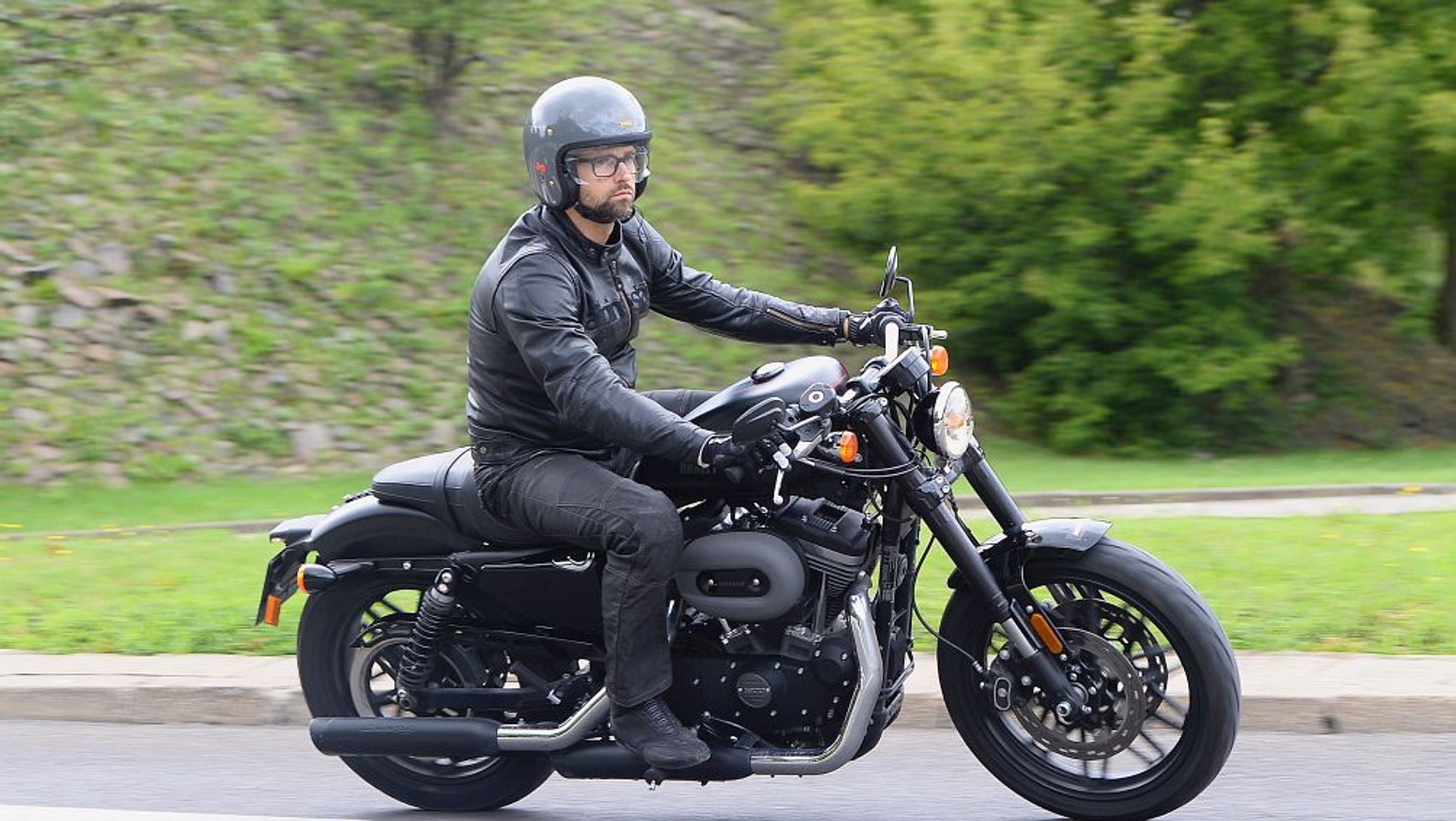 Harley-Davidson Roadster na drodze