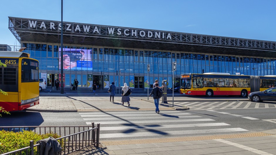 Coraz więcej oszustów w okolicach Dworca Wschodniego w Warszawie