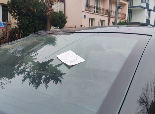 Złodzieje aut stosują proste triki. "Metoda na kartkę" rozbraja kierowców