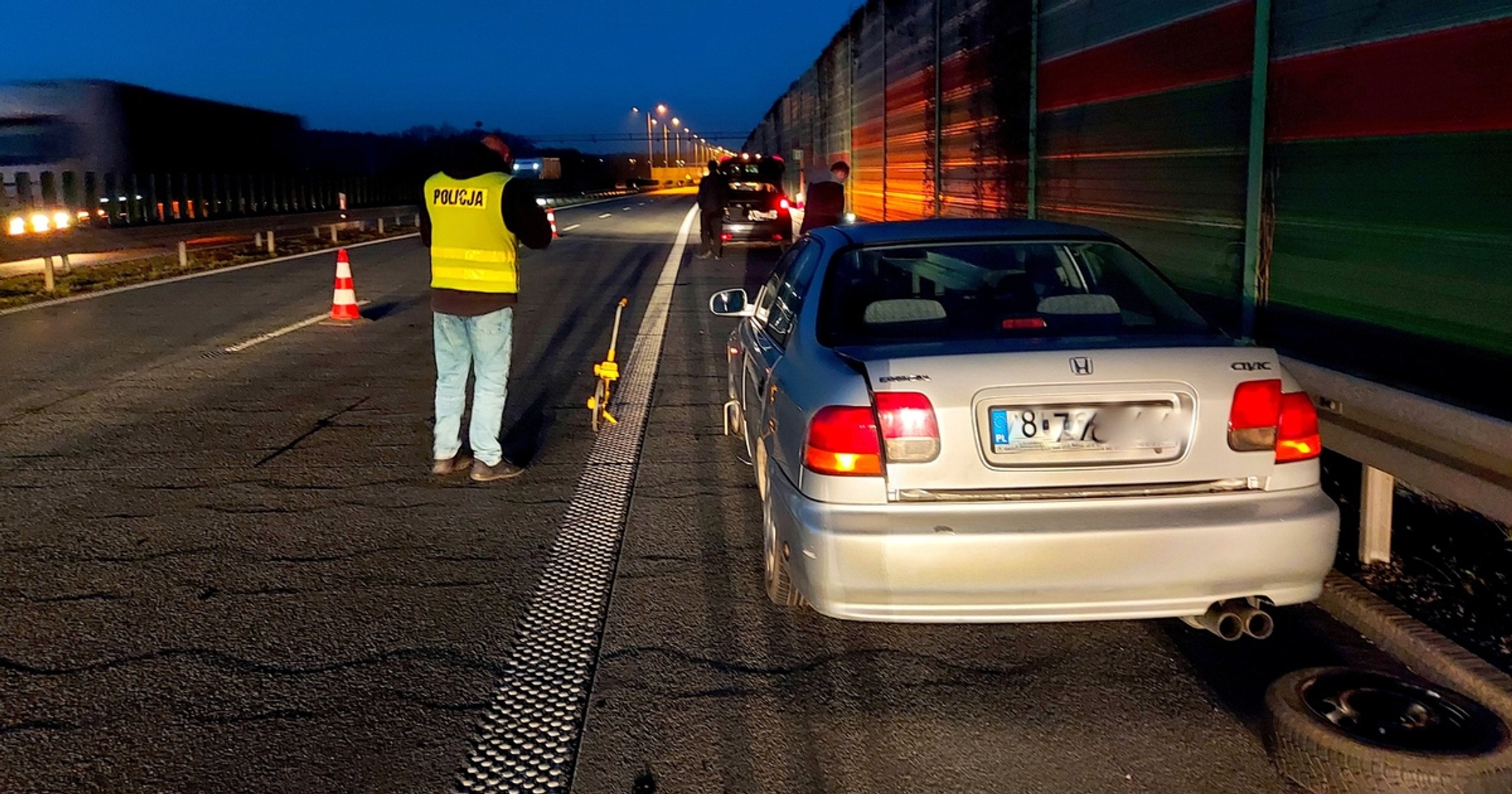 Podczas wymiany opony został potrącony na drodze szybkiego ruchu