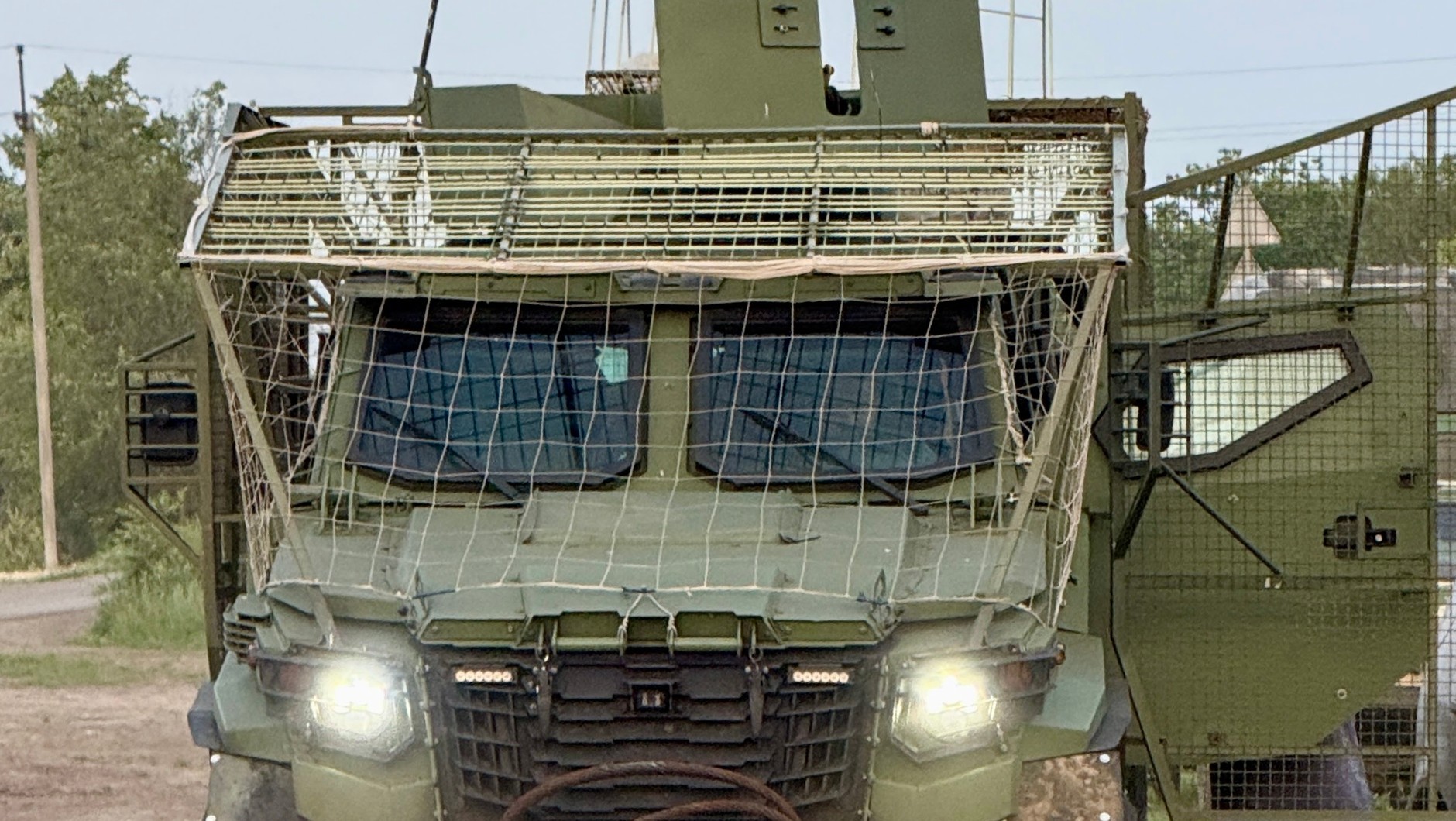 W pobliżu frontu czołgi i pojazdy opancerzone to coraz rzadszy widok. Obie strony nauczyły się skutecznie je niszczyć. Widać to dokładnie po publikowanych statystykach strat – od tygodni straty ciężkiego sprzętu są znacznie niższe niż w początkowej fazie wojny.