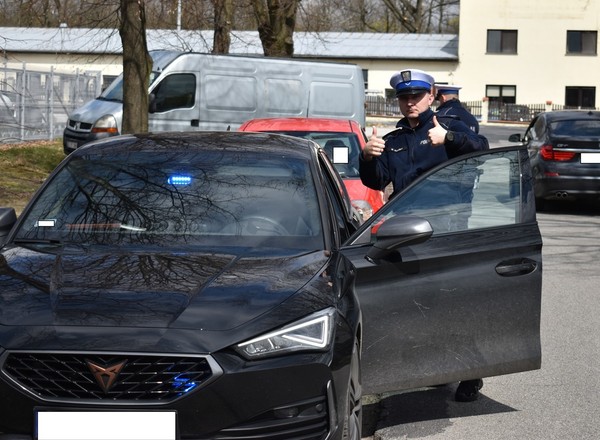 Nieoznakowany radiowóz grupy Speed stał się sławny z powodu tablicy rejestracyjnej. Co to za auto?