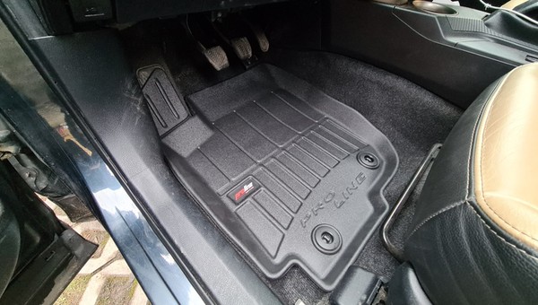 Prosty sposób na czyste dywaniki samochodowe. Tak działa metoda z octem