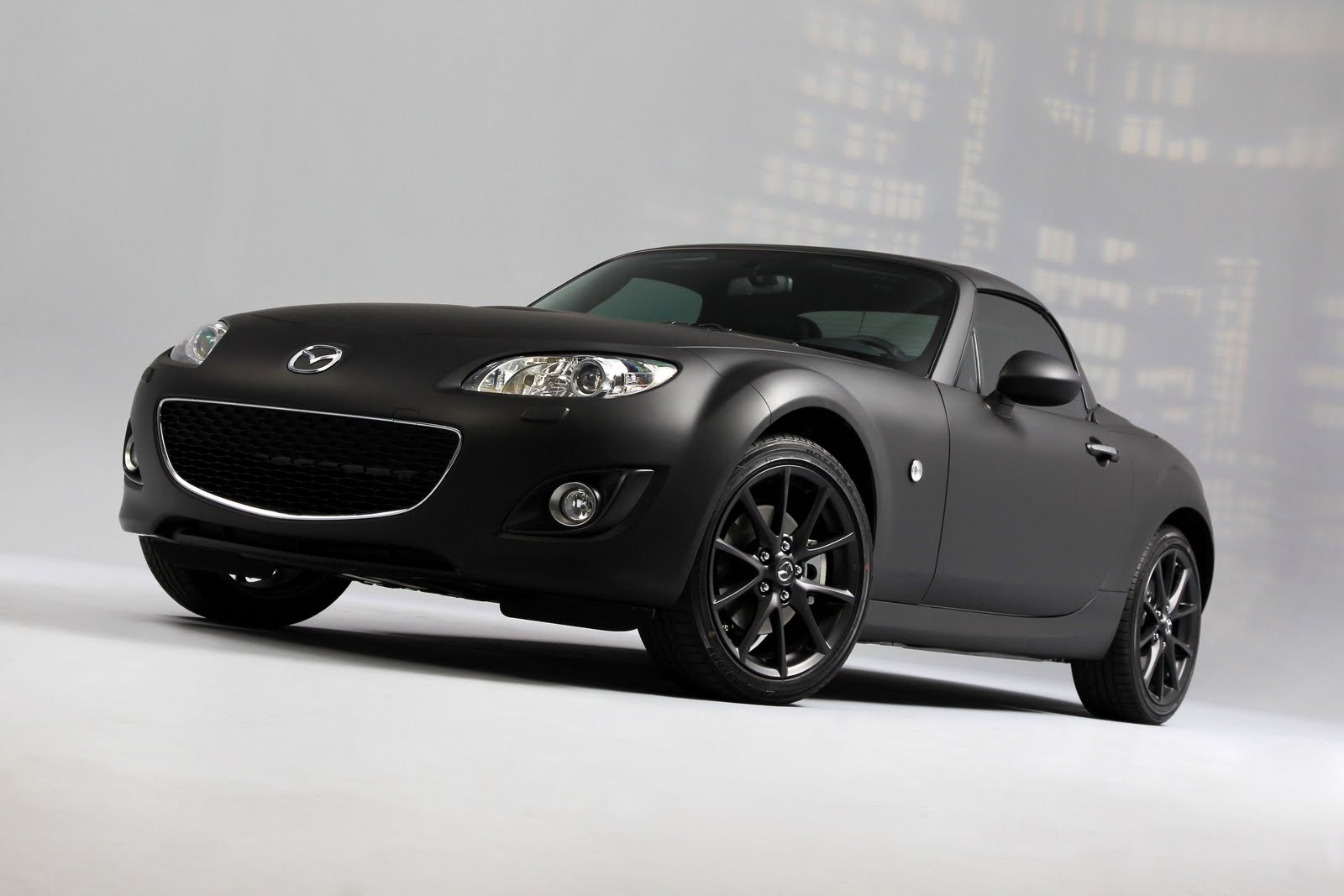 Mazda MX-5 w matowym wydaniu na ulicach Paryża
