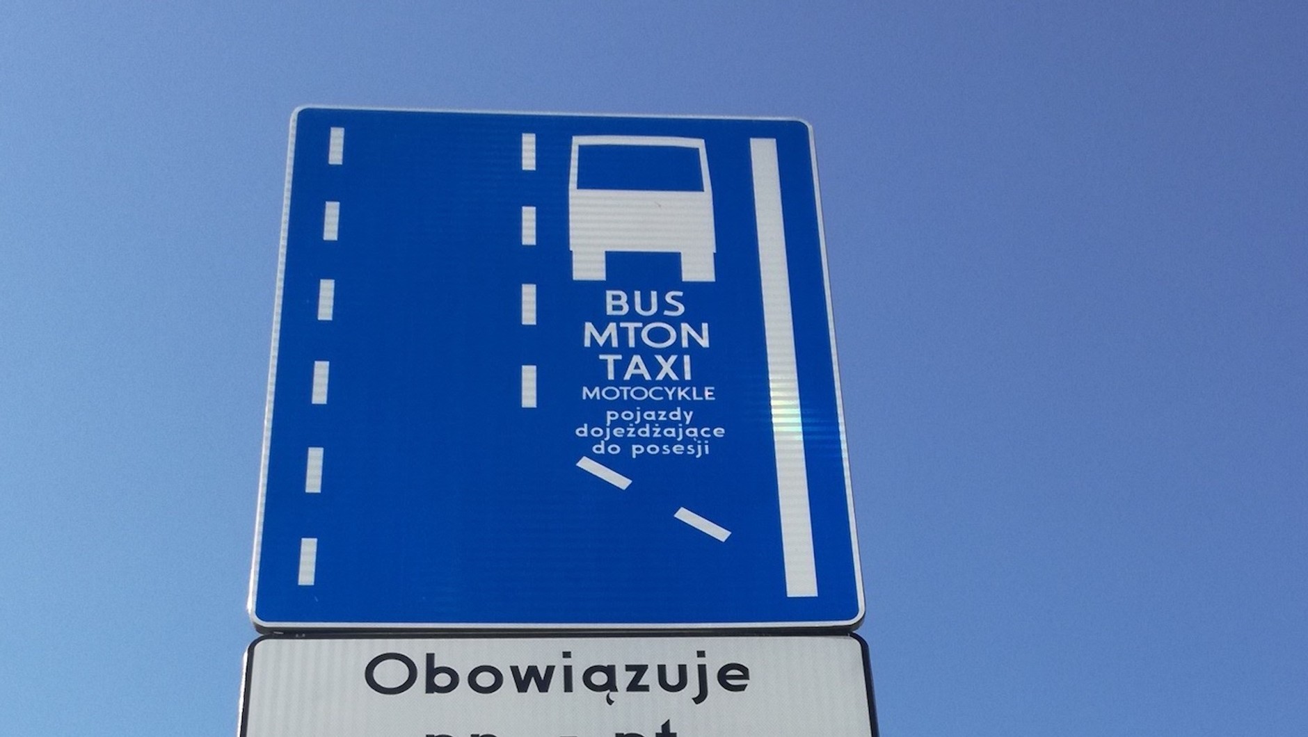 Zazwyczaj organizacja ruchu przewiduje możliwość skrętu w prawo albo zjazd z drogi, nawet jeśli koliduje to z buspasem