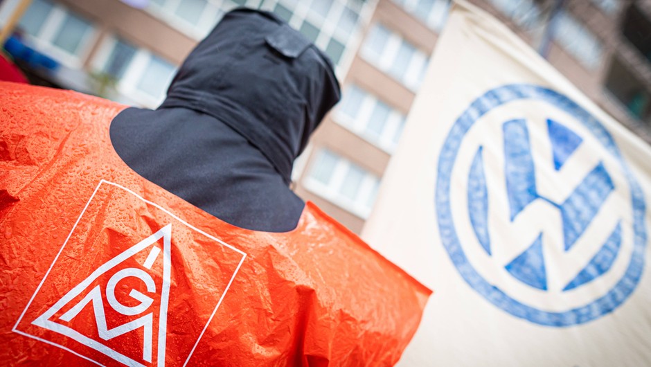 Związkowiec z IG Metall i logo Volkswagena. Zdjęcie ilustracyjne