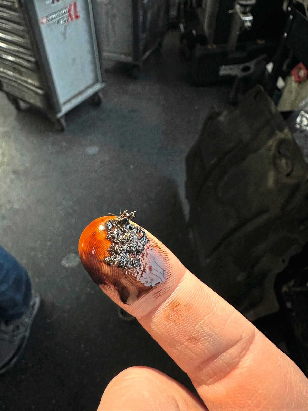 Pozostałości paska w oleju: w takiej sytuacji sama wymiana oleju i filtra to za mało. Trzeba rozebrać&nbsp;silnik,  sprawdzić&nbsp;panewki, wyczyścić układ smarowania i wymienić rozrząd. To i tak tańsze niż wymiana zniszczonego silnika. 