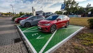 Zaparkował przed zepsutą ładowarką, odholowali mu auto i kazali zapłacić 2 tys. zł. Sąd wydał wyrok