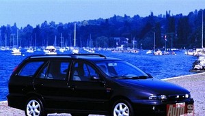 Fiat Marea Weekend, Renault Laguna Kombi, Mazda 626, Skoda Octavia Combi - Jadą wozy ciężarowe