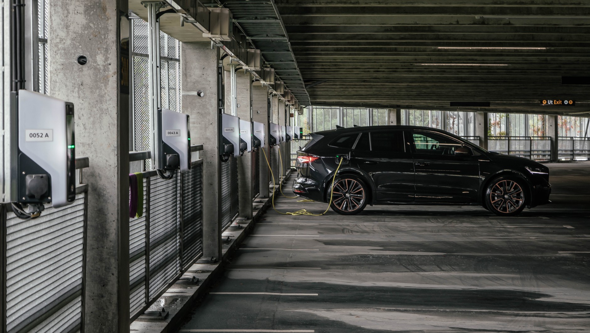 Na lotnisku w Oslo, na dwóch poziomach parkingu znajduje się prawie 750 ładowarek typu wallbox.