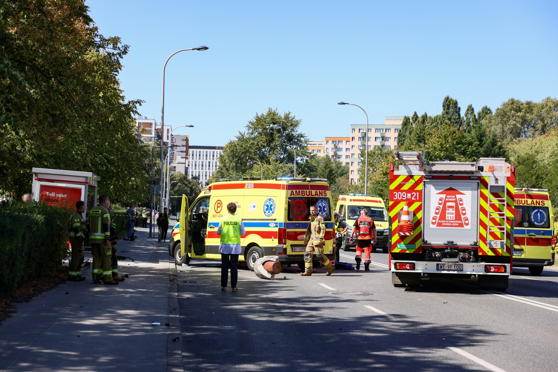 Samochód wjechał w przystanek na warszawskim Mokotowie. Dwie osoby nie żyją