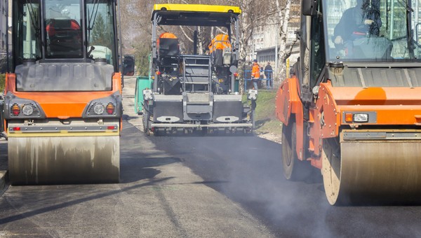Policja zatrzymała dwóch operatorów maszyn budowlanych