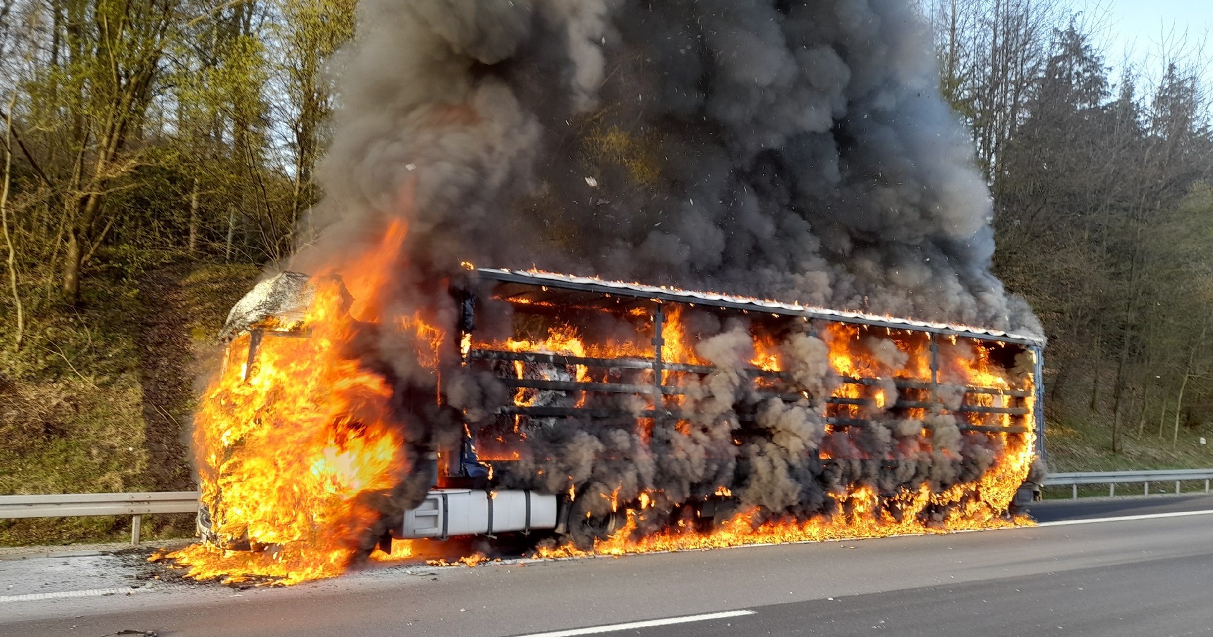 Na niemieckiej autostradzie spłonęła polska ciężarówka przewożąca papier