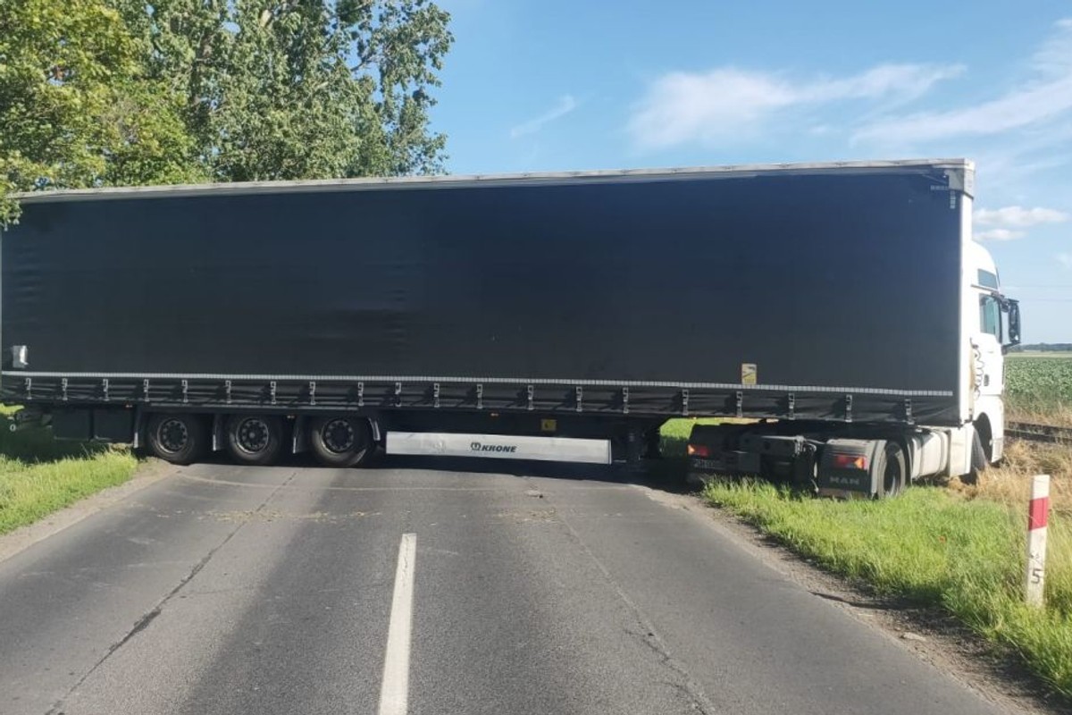 Sparaliżował ruch na drodze wojewódzkiej. Fatalna decyzja kierowcy tira
