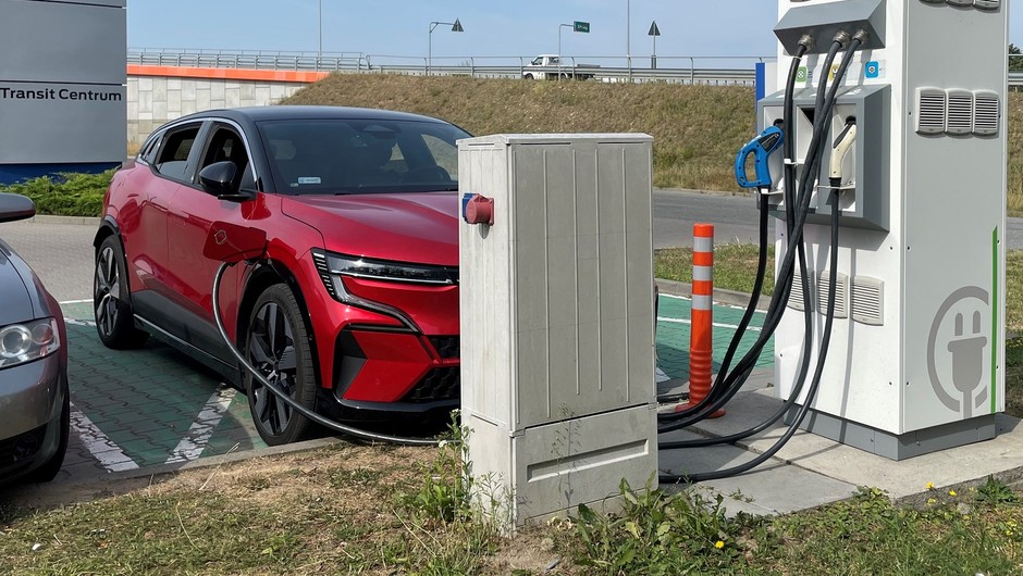 Ładowanie samochodu elektrycznego