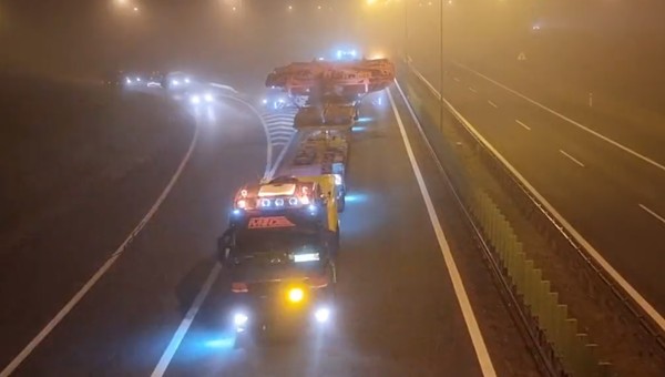 Transport gigantycznej maszyny utrudni ruch na drogach ekspresowych. Znamy godziny przejazdu