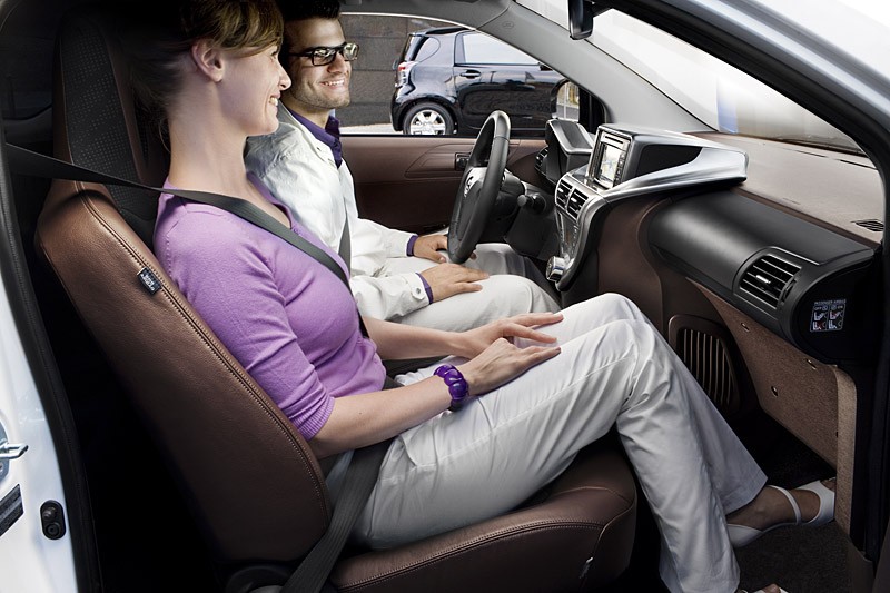 Toyota iQ: sześć nowinek technicznych zwiększających kabinę pasażerską