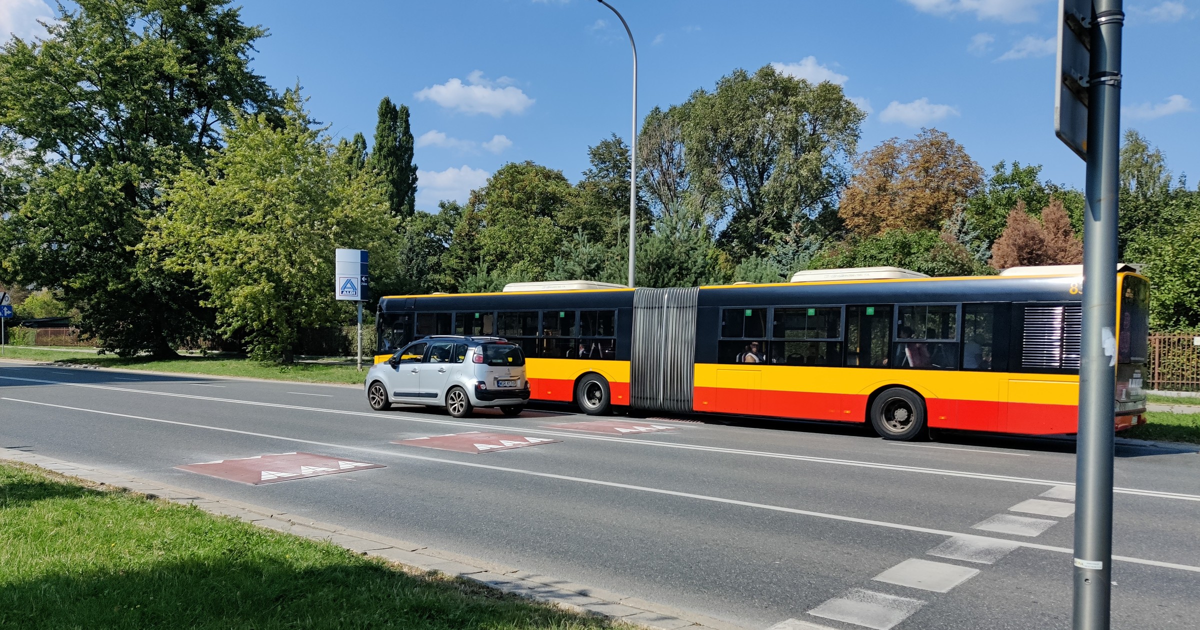 Ulica Woronicza w Warszawie po zamontowaniu progów zwalniających