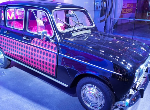 Kultowe Renault R4 – ma 60 lat i ciągle jest atrakcyjne