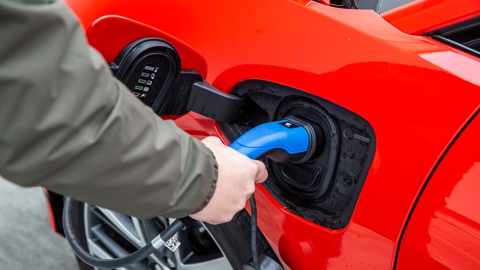 Ładowanie akumulatorów to ta część eksploatacji auta elektrycznego, która sprawia najwięcej problemów.