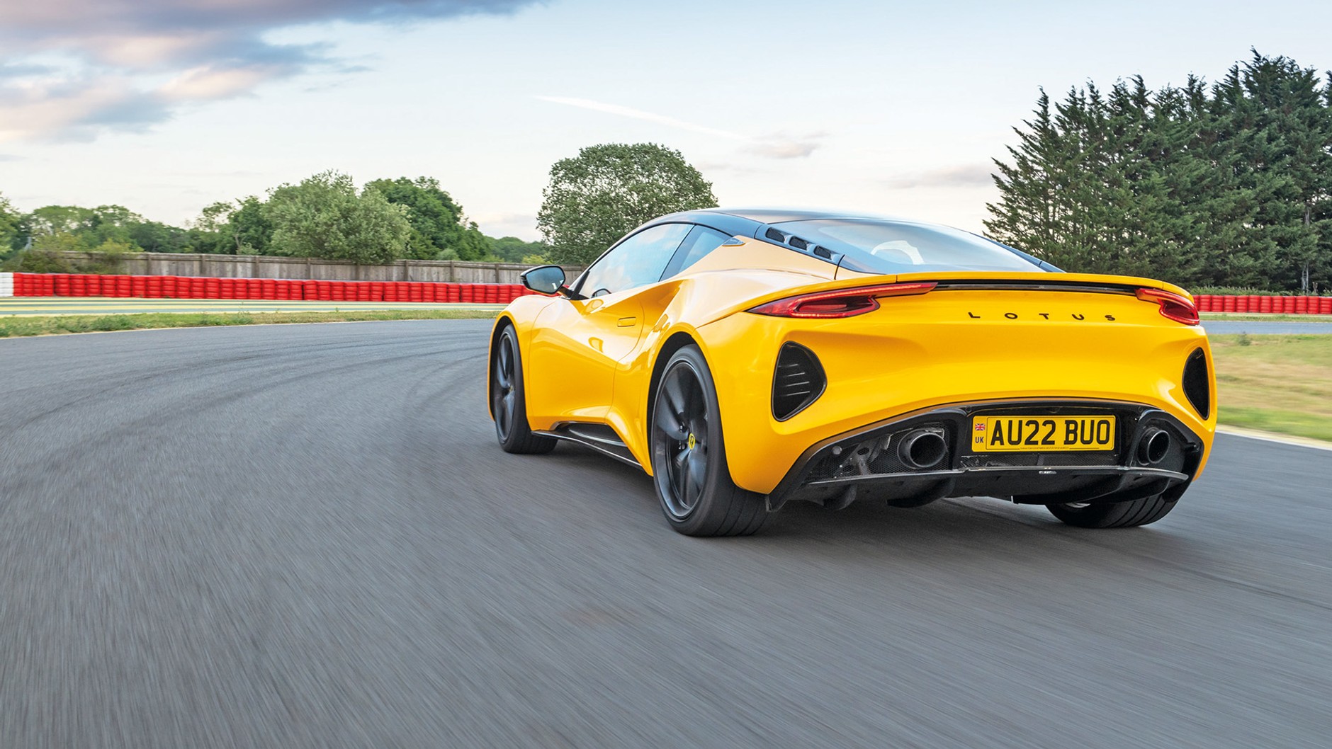 Emira jest lekka – niewiele ponad 1,4 t masy własnej – a do tego aerodynamicznie wyszlifowana