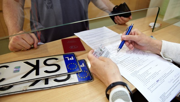 Ważna zmiana dla kierowców już obowiązuje. Zarejestrujesz auto prościej i taniej